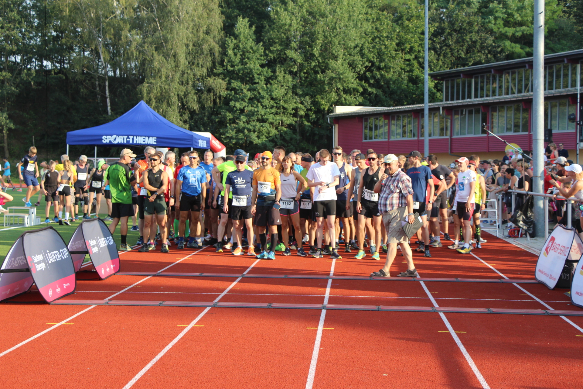 Läuferinnen und Läufer am Start im Friedrich-Ludwig-Jahn-Stadion