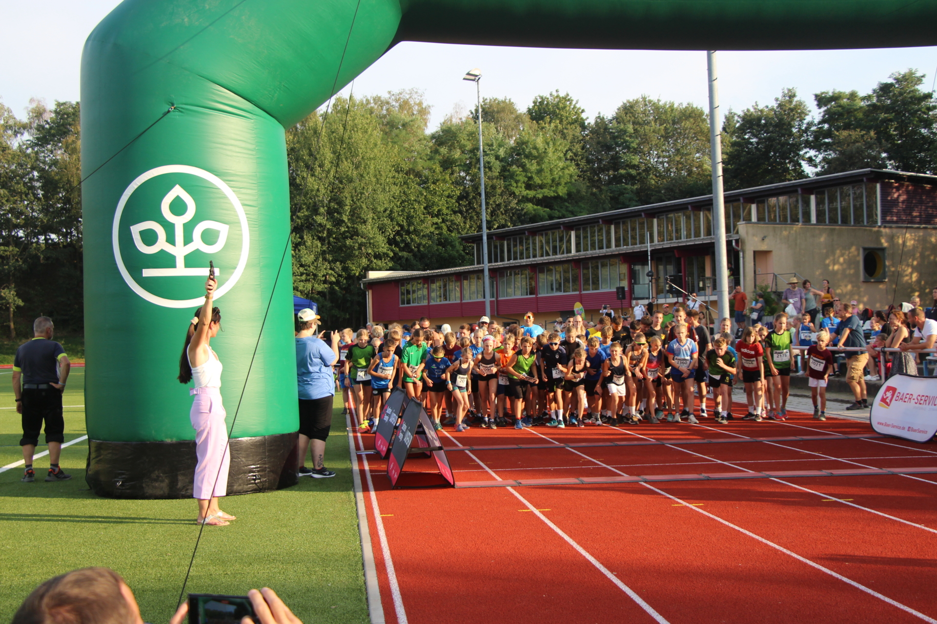Kinder und Jugendliche beim Start ihres Laufs